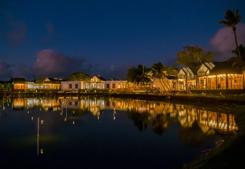 mahogany le soir lumieres reflections sur le lac